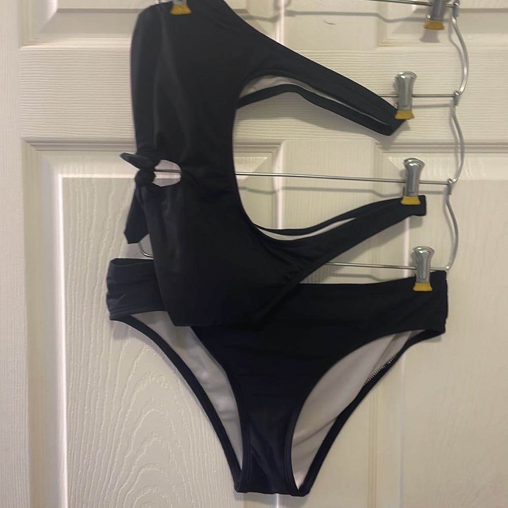 Ocean Gear medium black bikini two pieces and removable breast pads # 2 piece